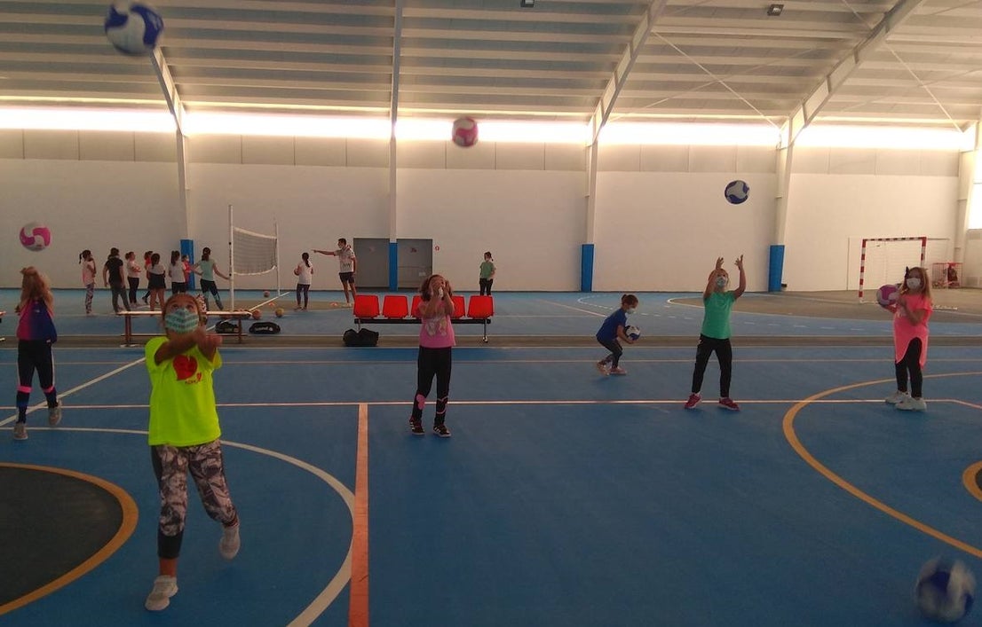 Ayer, 6 de abril, se celebró el Día Internacional del Deporte para el Desarrollo y la Paz, y los miajadeños se volcaron para poner su granito de arena. El Área de Deportes recibió una amplia respuesta a su propuesta convertida en fotografías de todos los deportistas con los que Miajadas tiene la suerte de contar. Voleibol, baloncesto, ciclismo, pádel, marcha, senderismo, running, ping pong, patinaje,... Todo lo que contribuya a la salud física es bienvenido. 