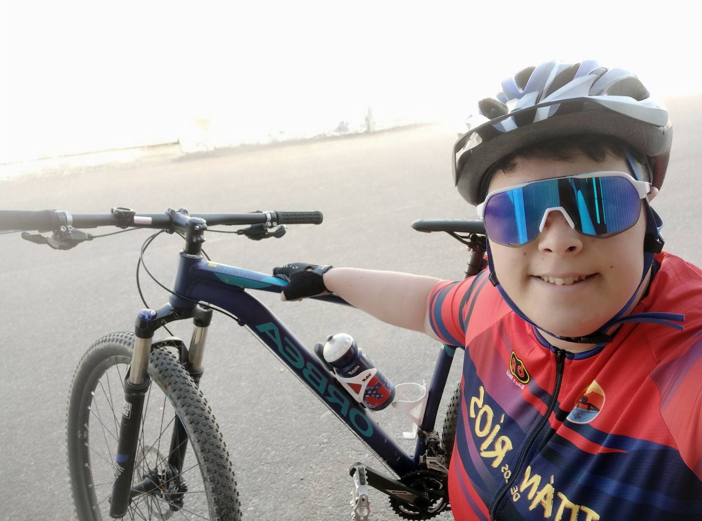 Ayer, 6 de abril, se celebró el Día Internacional del Deporte para el Desarrollo y la Paz, y los miajadeños se volcaron para poner su granito de arena. El Área de Deportes recibió una amplia respuesta a su propuesta convertida en fotografías de todos los deportistas con los que Miajadas tiene la suerte de contar. Voleibol, baloncesto, ciclismo, pádel, marcha, senderismo, running, ping pong, patinaje,... Todo lo que contribuya a la salud física es bienvenido. 