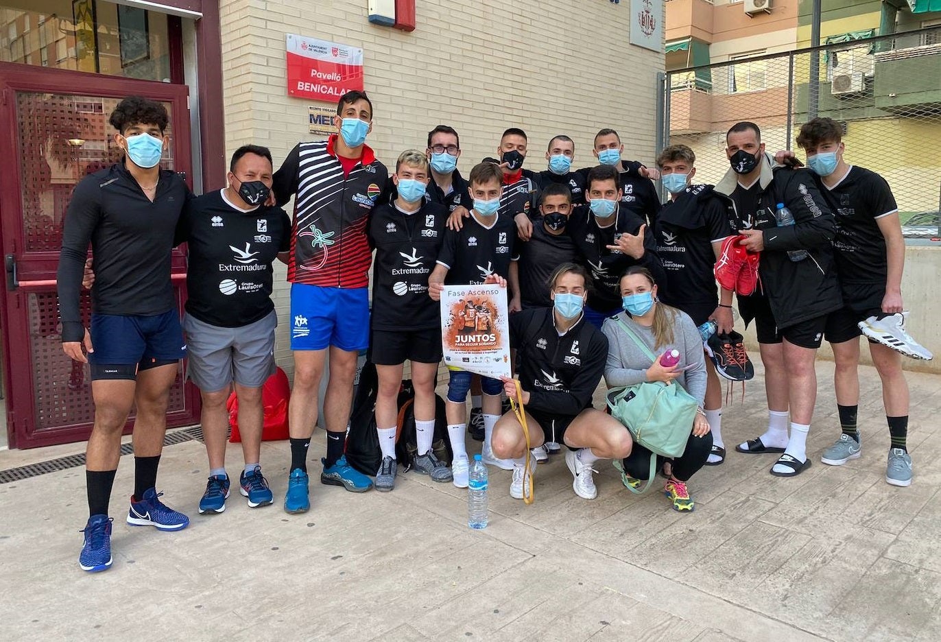 El Extremadura Grupo Laura Otero en su llegada al pabellón Benicalap 