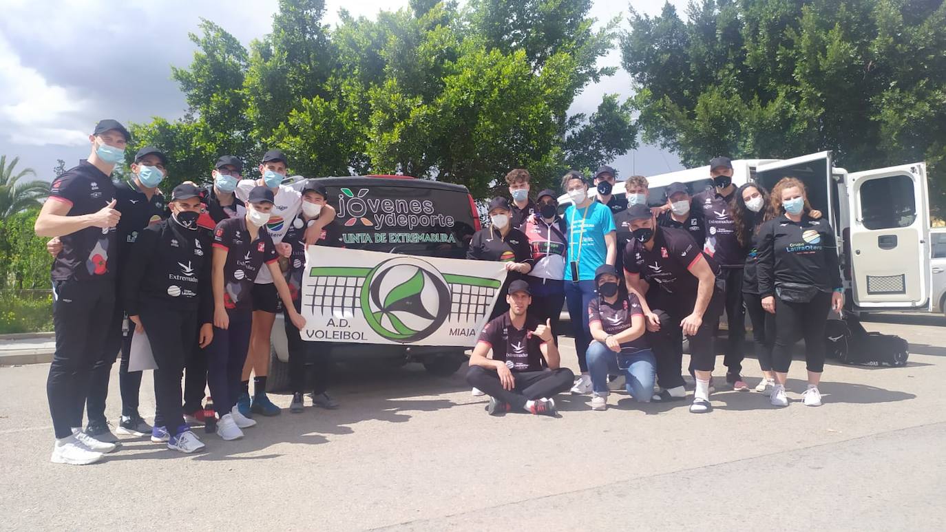 El equipo Extremadura Grupo Laura Otero y la directiva antes de emprender el camino de vuelta 