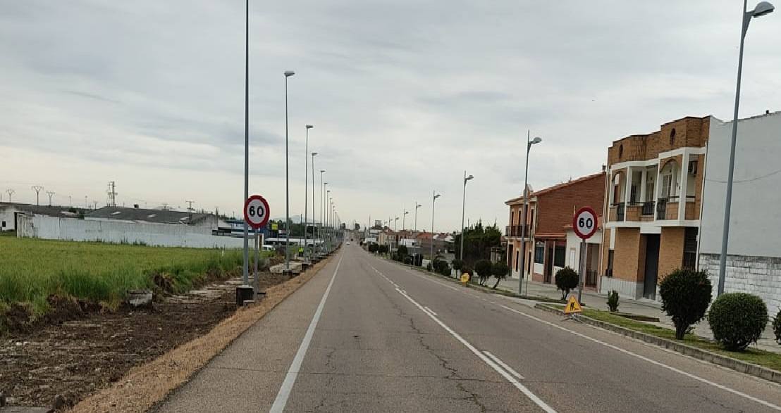 Comienzo del tramo de carril bici en Miajadas situado en el margen izquierdo de la carretera de Don Benito 