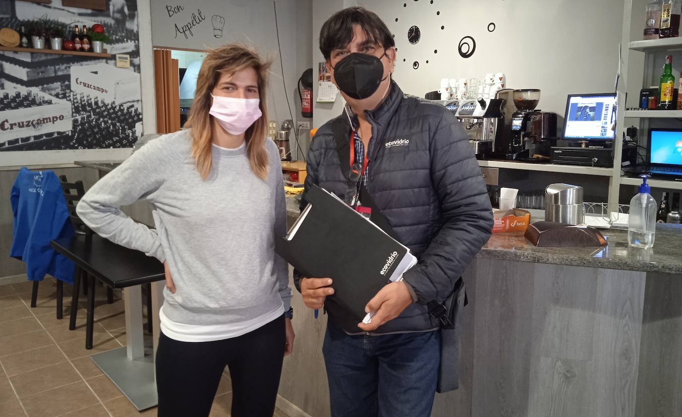 Visita de reciclaje al Café Bar Ágora de Miajadas 