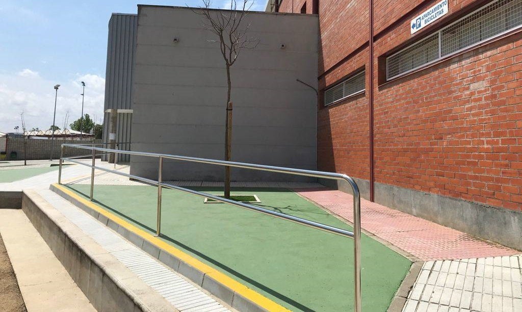 Barandilla instalada alrededor del pabellón 