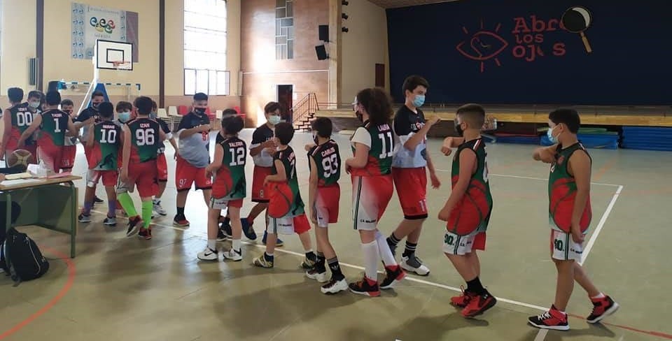 Alevines del Club Baloncesto Miajadas en el pabellón emeritense 