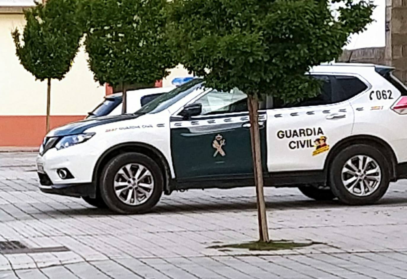 Coches de los agentes esta mañana en la zona 