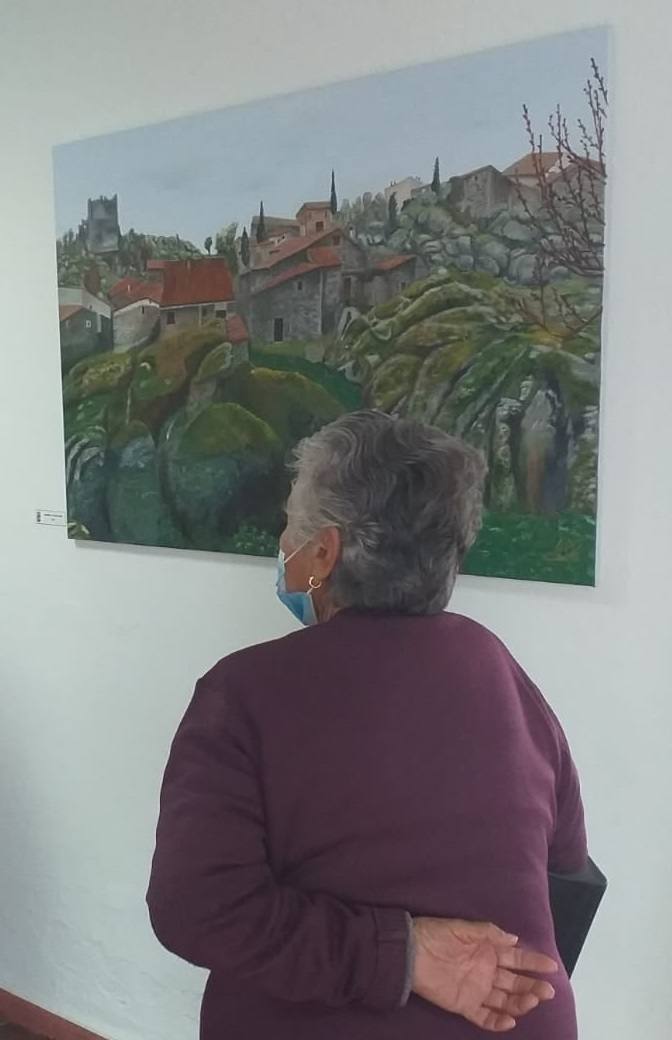 Alonso de Ojeda acogió durante su semana cultural una exposición en la que los visitantes pudieron admirar las obras de los artistas locales, alumnos del curso de pintura de la Universidad Popular. Un total de 28 cuadros, tanto en óleo como en acuarela. 
