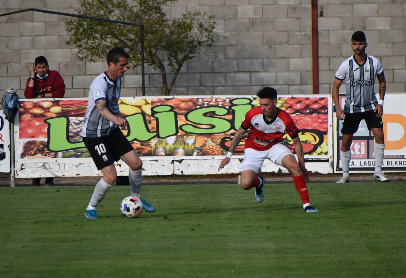 Falé, responsable del 2-0, frente a Aaron 