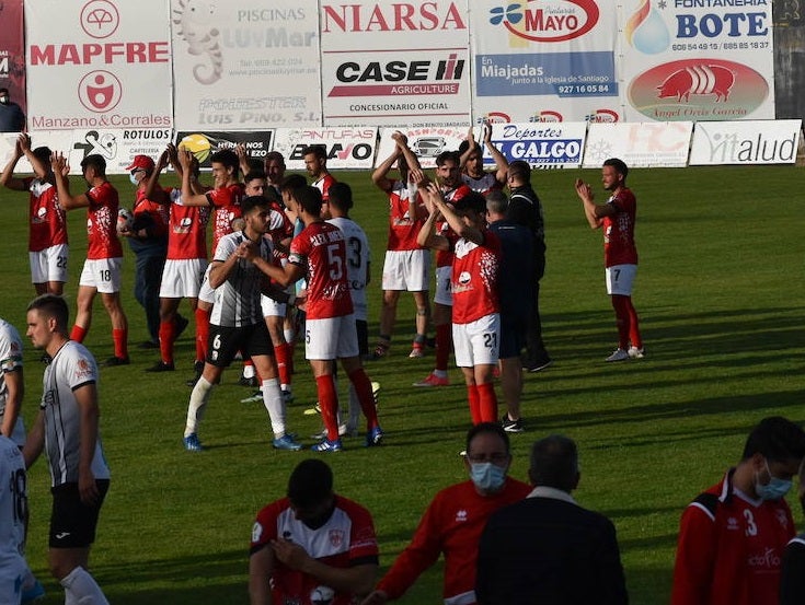 El equipo miajadeño aplaude a su afición al final del partido 