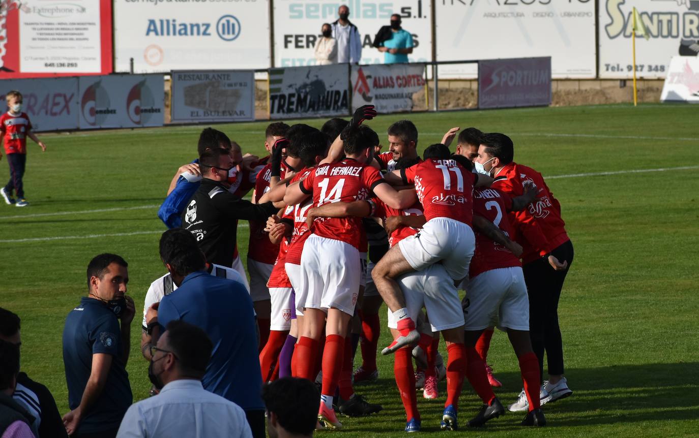 Los jugadores del Miajadas celebran su clasificación a play off 