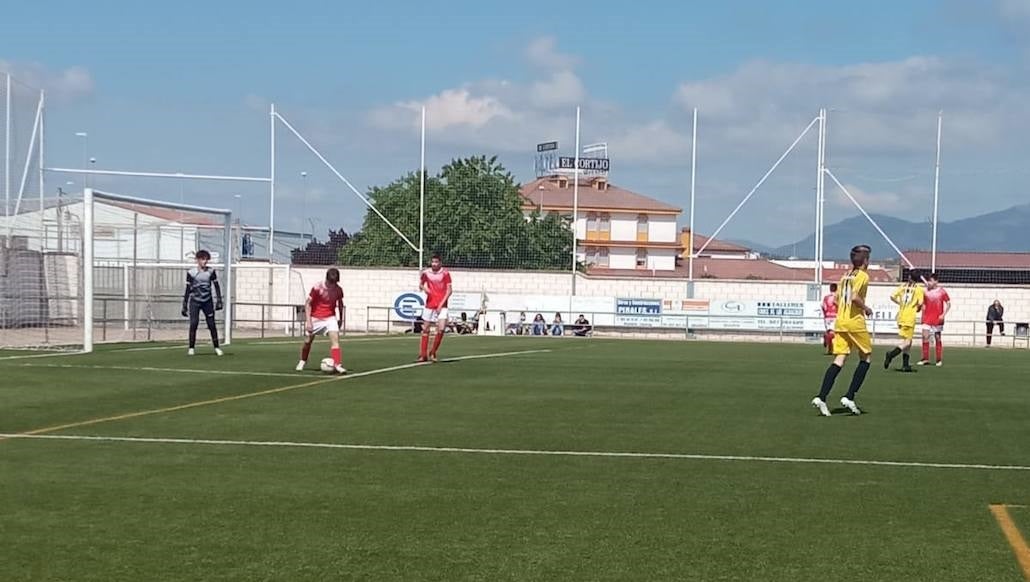 El equipo de la categoría infantil defiende su portería ante los emeritenses 