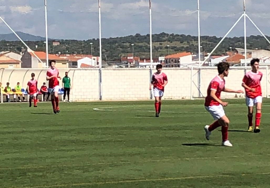 Los infantiles lucharon por su primera victoria 