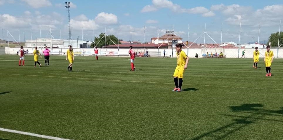 Infantil Escuela de Fútbol Miajadas (equipación roja) e Intantil Escuela de Fútbol Emérita Augusta 