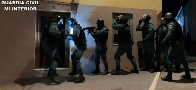 Guardia Civil durante la entrada en una de las viviendas 