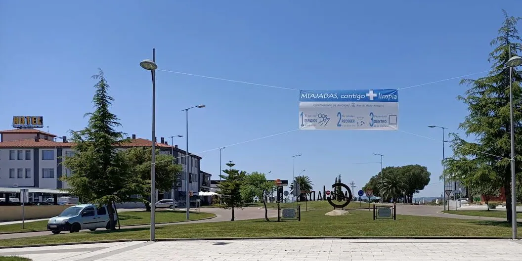 Lona situada en la avenida García Siñeriz, junto a la residencia de mayores San Martín de Porres y el hotel Triana 