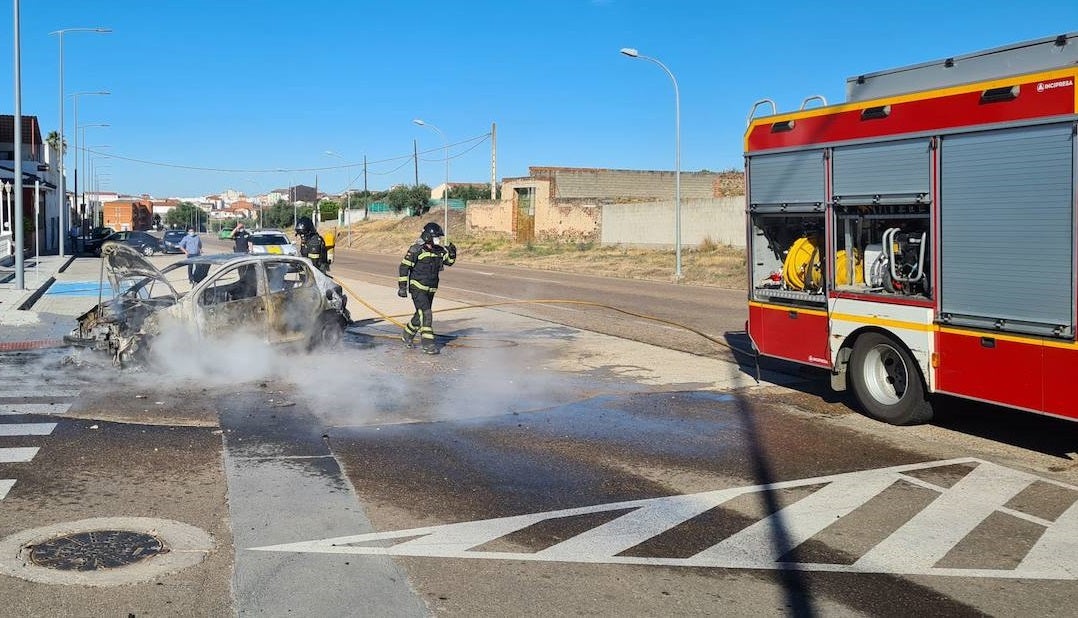 Equipo de bomberos apagando el fuego del vehículo 