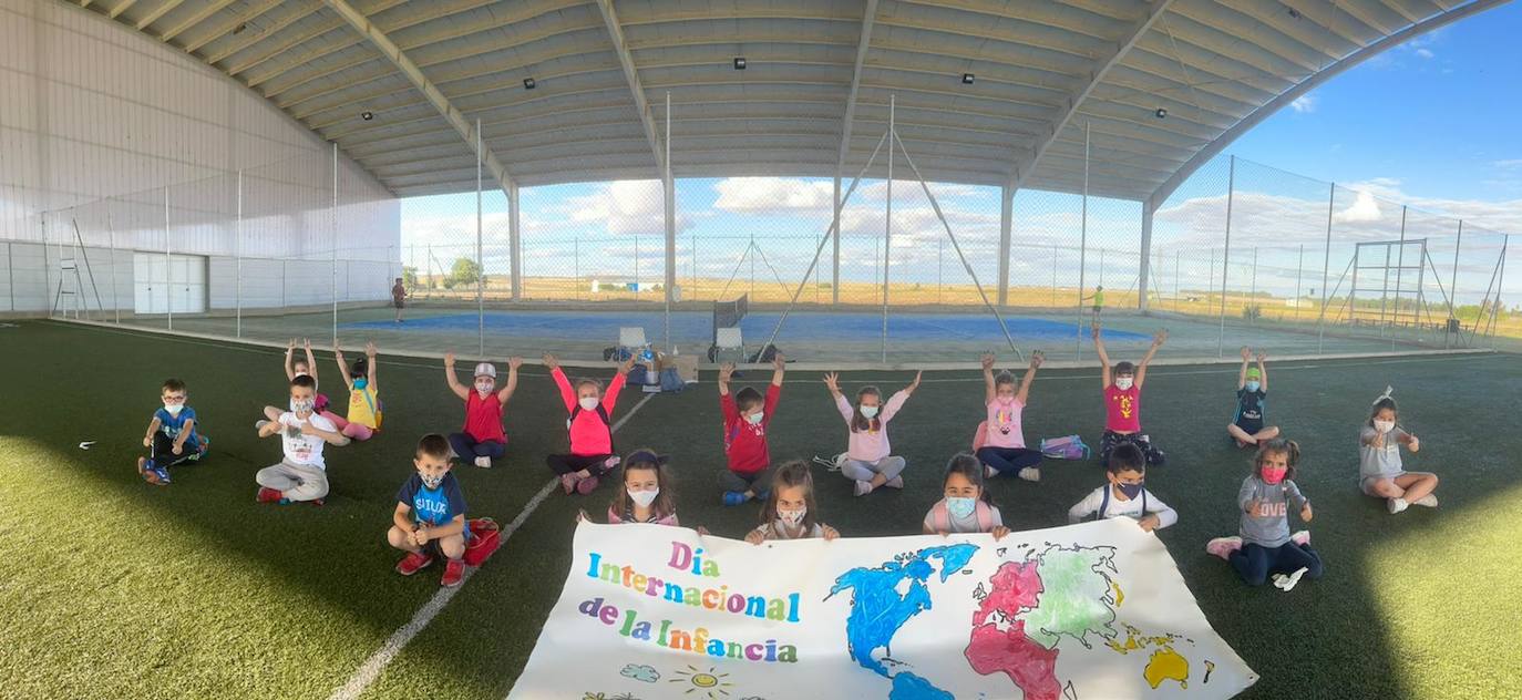 Los pequeños posan con la pancarta en las instalaciones deportivas de la Laguna Blanca 