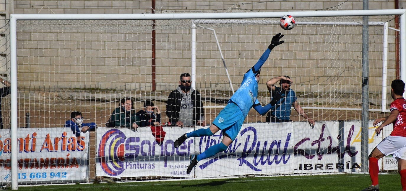 Parada de Rosiña en el partido de esta temporada frente al Fuente de Cantos 