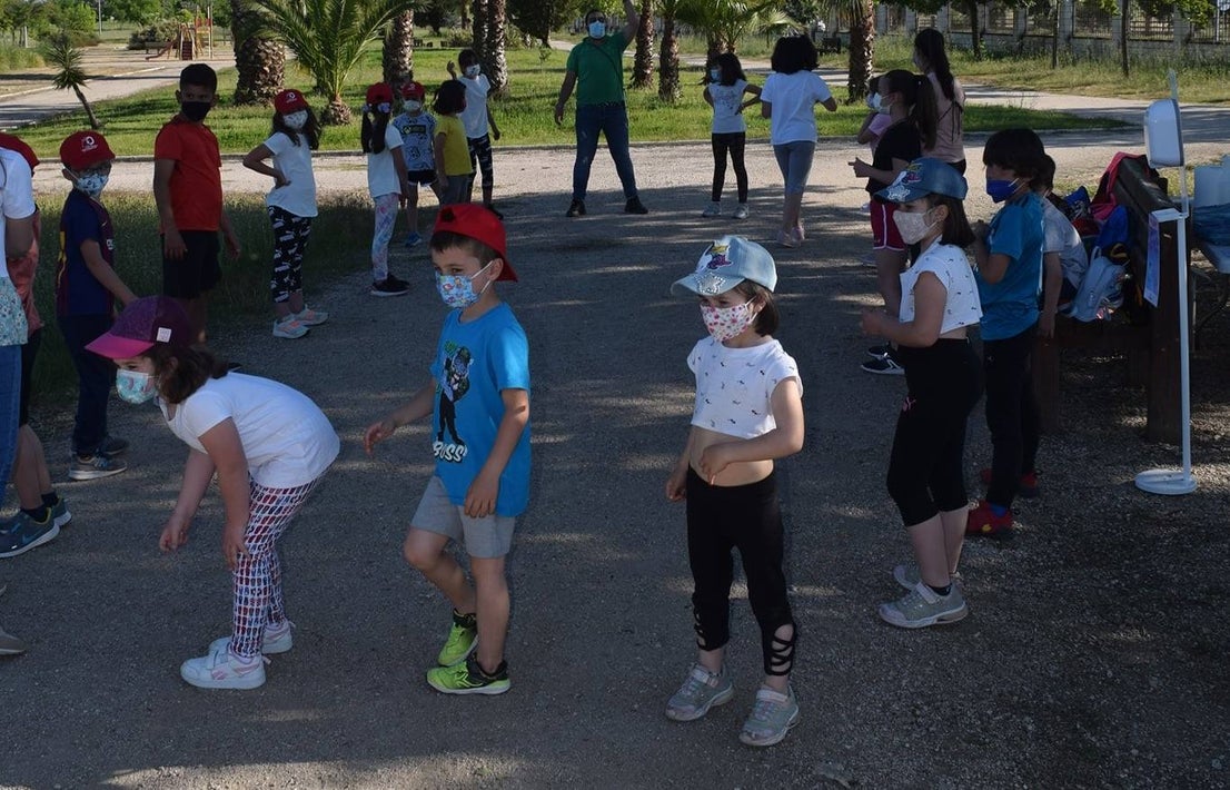Los pequeños y pequeñas de Miajadas, Alonso de Ojeda y Casar de Miajadas disfrutaron durante todo el mes de mayo de actividades lúdicas y socioculturales, bien en la Laguna Nueva de Miajadas, bien en la Plaza de España de ambas pedanías. Todos llegaron con unas ganas locas de divertirse con los compañeros, prueba de ello es que las plazas ofertadas fueron cubiertas, por lo que incluso se amplió el número de días para que ninguno se quedara sin participar en los juegos, realizados siempre al aire libre. 