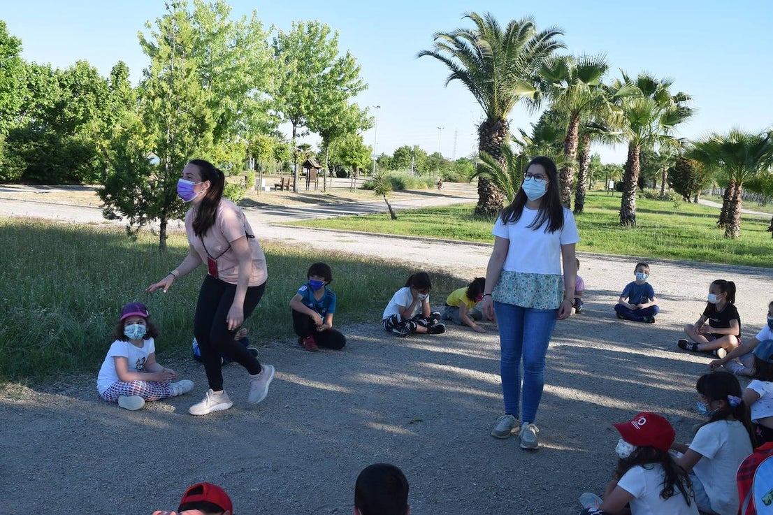 Los pequeños y pequeñas de Miajadas, Alonso de Ojeda y Casar de Miajadas disfrutaron durante todo el mes de mayo de actividades lúdicas y socioculturales, bien en la Laguna Nueva de Miajadas, bien en la Plaza de España de ambas pedanías. Todos llegaron con unas ganas locas de divertirse con los compañeros, prueba de ello es que las plazas ofertadas fueron cubiertas, por lo que incluso se amplió el número de días para que ninguno se quedara sin participar en los juegos, realizados siempre al aire libre. 