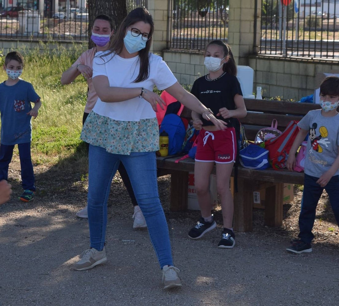 Los pequeños y pequeñas de Miajadas, Alonso de Ojeda y Casar de Miajadas disfrutaron durante todo el mes de mayo de actividades lúdicas y socioculturales, bien en la Laguna Nueva de Miajadas, bien en la Plaza de España de ambas pedanías. Todos llegaron con unas ganas locas de divertirse con los compañeros, prueba de ello es que las plazas ofertadas fueron cubiertas, por lo que incluso se amplió el número de días para que ninguno se quedara sin participar en los juegos, realizados siempre al aire libre. 
