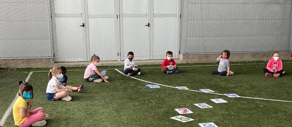 Los pequeños y pequeñas de Miajadas, Alonso de Ojeda y Casar de Miajadas disfrutaron durante todo el mes de mayo de actividades lúdicas y socioculturales, bien en la Laguna Nueva de Miajadas, bien en la Plaza de España de ambas pedanías. Todos llegaron con unas ganas locas de divertirse con los compañeros, prueba de ello es que las plazas ofertadas fueron cubiertas, por lo que incluso se amplió el número de días para que ninguno se quedara sin participar en los juegos, realizados siempre al aire libre. 