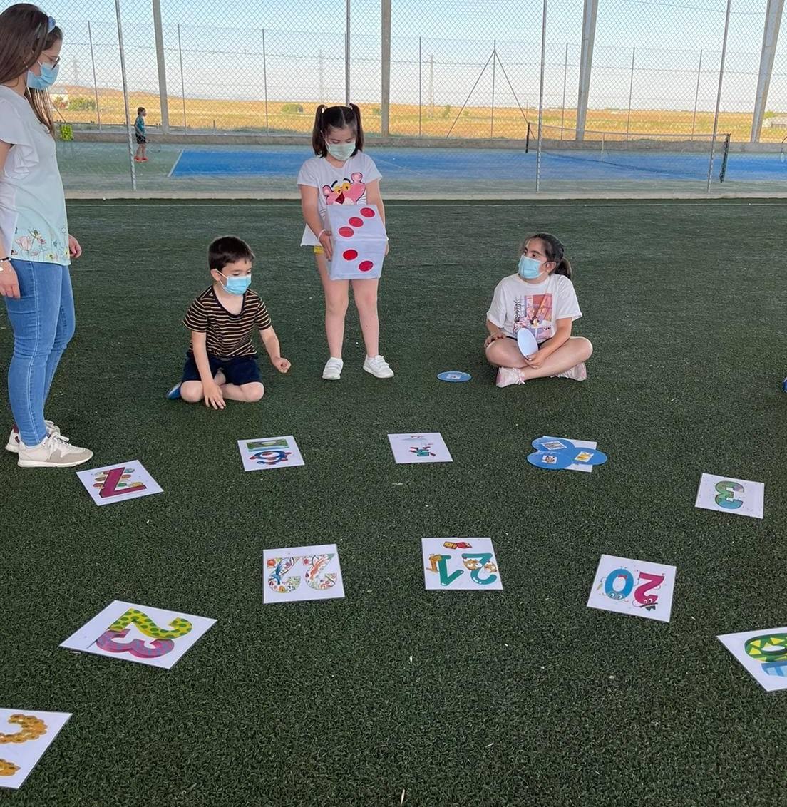 Los pequeños y pequeñas de Miajadas, Alonso de Ojeda y Casar de Miajadas disfrutaron durante todo el mes de mayo de actividades lúdicas y socioculturales, bien en la Laguna Nueva de Miajadas, bien en la Plaza de España de ambas pedanías. Todos llegaron con unas ganas locas de divertirse con los compañeros, prueba de ello es que las plazas ofertadas fueron cubiertas, por lo que incluso se amplió el número de días para que ninguno se quedara sin participar en los juegos, realizados siempre al aire libre. 
