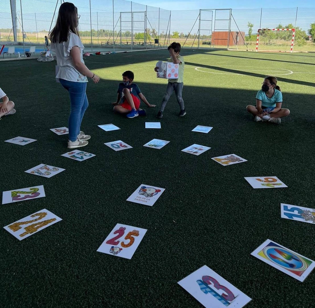 Los pequeños y pequeñas de Miajadas, Alonso de Ojeda y Casar de Miajadas disfrutaron durante todo el mes de mayo de actividades lúdicas y socioculturales, bien en la Laguna Nueva de Miajadas, bien en la Plaza de España de ambas pedanías. Todos llegaron con unas ganas locas de divertirse con los compañeros, prueba de ello es que las plazas ofertadas fueron cubiertas, por lo que incluso se amplió el número de días para que ninguno se quedara sin participar en los juegos, realizados siempre al aire libre. 
