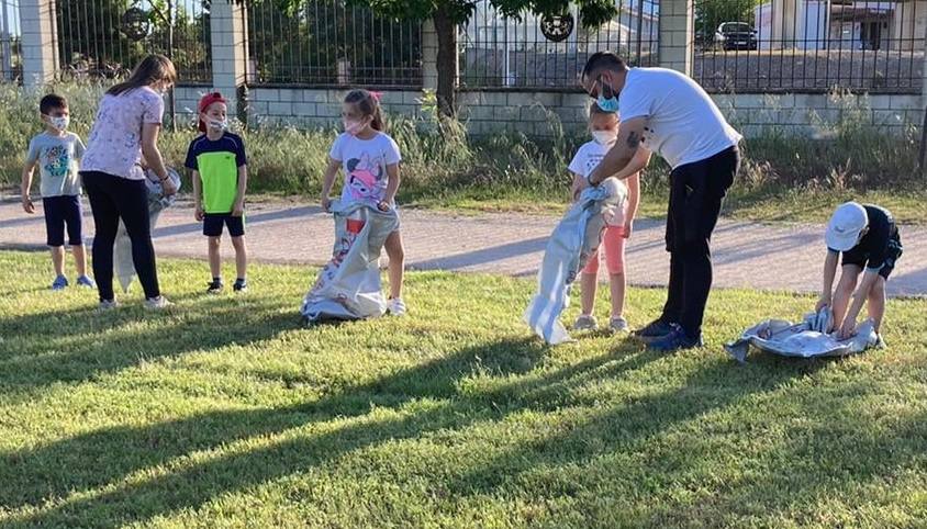 Los pequeños y pequeñas de Miajadas, Alonso de Ojeda y Casar de Miajadas disfrutaron durante todo el mes de mayo de actividades lúdicas y socioculturales, bien en la Laguna Nueva de Miajadas, bien en la Plaza de España de ambas pedanías. Todos llegaron con unas ganas locas de divertirse con los compañeros, prueba de ello es que las plazas ofertadas fueron cubiertas, por lo que incluso se amplió el número de días para que ninguno se quedara sin participar en los juegos, realizados siempre al aire libre. 