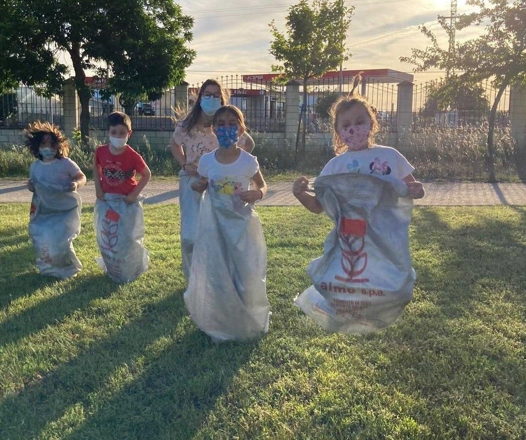 Los pequeños y pequeñas de Miajadas, Alonso de Ojeda y Casar de Miajadas disfrutaron durante todo el mes de mayo de actividades lúdicas y socioculturales, bien en la Laguna Nueva de Miajadas, bien en la Plaza de España de ambas pedanías. Todos llegaron con unas ganas locas de divertirse con los compañeros, prueba de ello es que las plazas ofertadas fueron cubiertas, por lo que incluso se amplió el número de días para que ninguno se quedara sin participar en los juegos, realizados siempre al aire libre. 