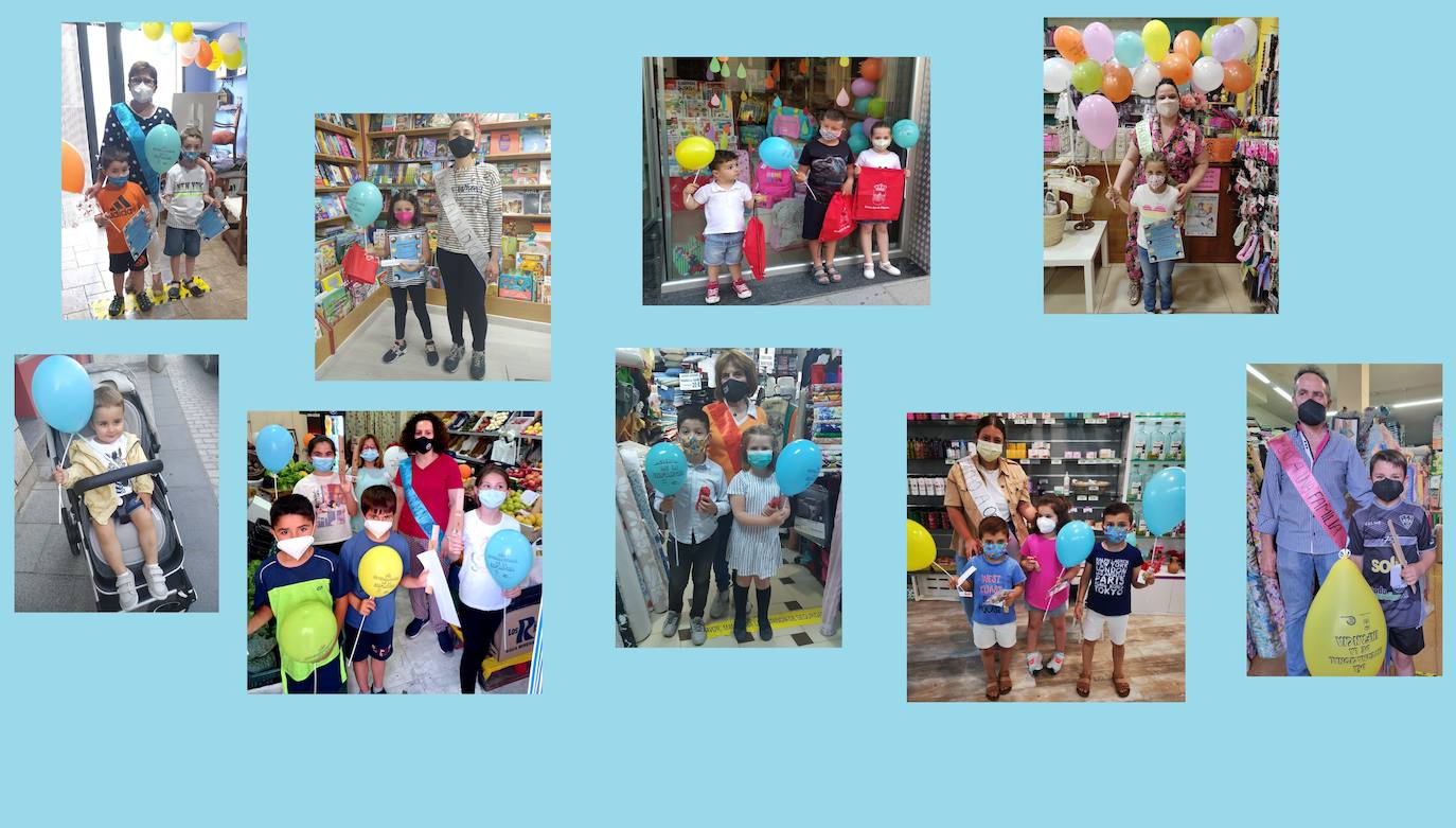 Los pequeños posan con sus obsequios junto a los comerciantes miajadeños 