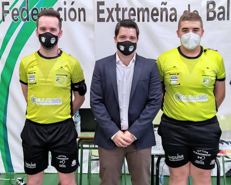 Foto de la final infantil de Extremadura (izq. a dcha.) José Manuel Chacón, José Domingo Vega, designador del CTA, y Ángel Holgado 