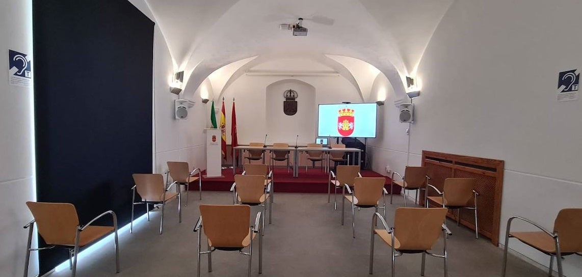 Sala de conferencias del palacio con la nueva pantalla, estores y bucles magnéticos de sonorización 