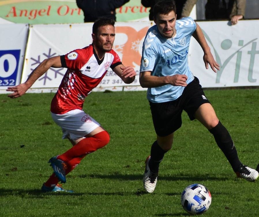Cristian (de rojo) en el partido de esta temporada en Miajadas frente al Trujillo 
