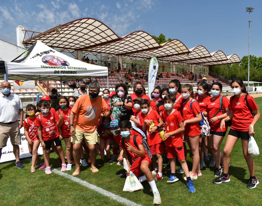 El Estadio Municipal de Miajadas acogió el 'X Día del Minivoley de Extremadura', en el que se dieron cita unos 340 jugadores prebenjamines, benjamines y alevines llegados desde Cáceres, Badajoz, Mérida, Coria, Usagre, Almendralejo, Brozas, Torrejoncillo, Ribera del Fresno, Madrigal de la Vera, Villanueva del Fresno y Miajadas. El césped fue dividido en diez canchas en las que disputaron distintos partidos de manera simultánea desde las 10 de la mañana hasta las 12:30, debido a las altas temperaturas. Al finalizar la jornada cada jugador recibió una medalla por parte del presidente de la Federación Extremeña de Voleibol, José Carlos Dómine, el vicepresidente Antonio García, y el alcalde de Miajadas, Antonio Díaz. 