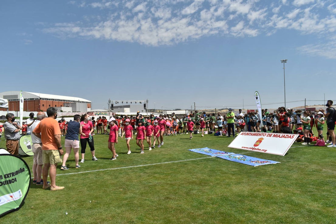 El Estadio Municipal de Miajadas acogió el 'X Día del Minivoley de Extremadura', en el que se dieron cita unos 340 jugadores prebenjamines, benjamines y alevines llegados desde Cáceres, Badajoz, Mérida, Coria, Usagre, Almendralejo, Brozas, Torrejoncillo, Ribera del Fresno, Madrigal de la Vera, Villanueva del Fresno y Miajadas. El césped fue dividido en diez canchas en las que disputaron distintos partidos de manera simultánea desde las 10 de la mañana hasta las 12:30, debido a las altas temperaturas. Al finalizar la jornada cada jugador recibió una medalla por parte del presidente de la Federación Extremeña de Voleibol, José Carlos Dómine, el vicepresidente Antonio García, y el alcalde de Miajadas, Antonio Díaz. 
