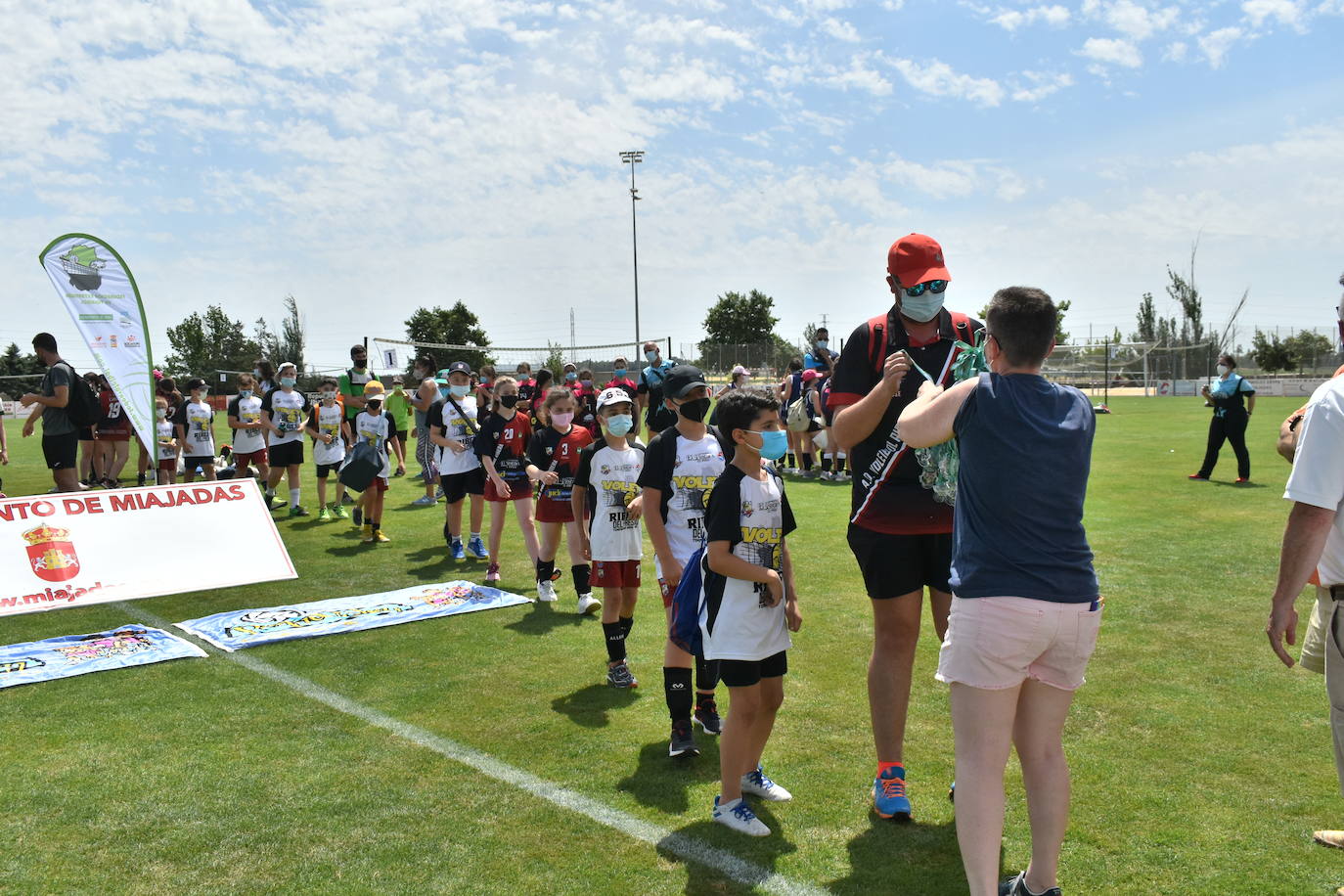 El Estadio Municipal de Miajadas acogió el 'X Día del Minivoley de Extremadura', en el que se dieron cita unos 340 jugadores prebenjamines, benjamines y alevines llegados desde Cáceres, Badajoz, Mérida, Coria, Usagre, Almendralejo, Brozas, Torrejoncillo, Ribera del Fresno, Madrigal de la Vera, Villanueva del Fresno y Miajadas. El césped fue dividido en diez canchas en las que disputaron distintos partidos de manera simultánea desde las 10 de la mañana hasta las 12:30, debido a las altas temperaturas. Al finalizar la jornada cada jugador recibió una medalla por parte del presidente de la Federación Extremeña de Voleibol, José Carlos Dómine, el vicepresidente Antonio García, y el alcalde de Miajadas, Antonio Díaz. 