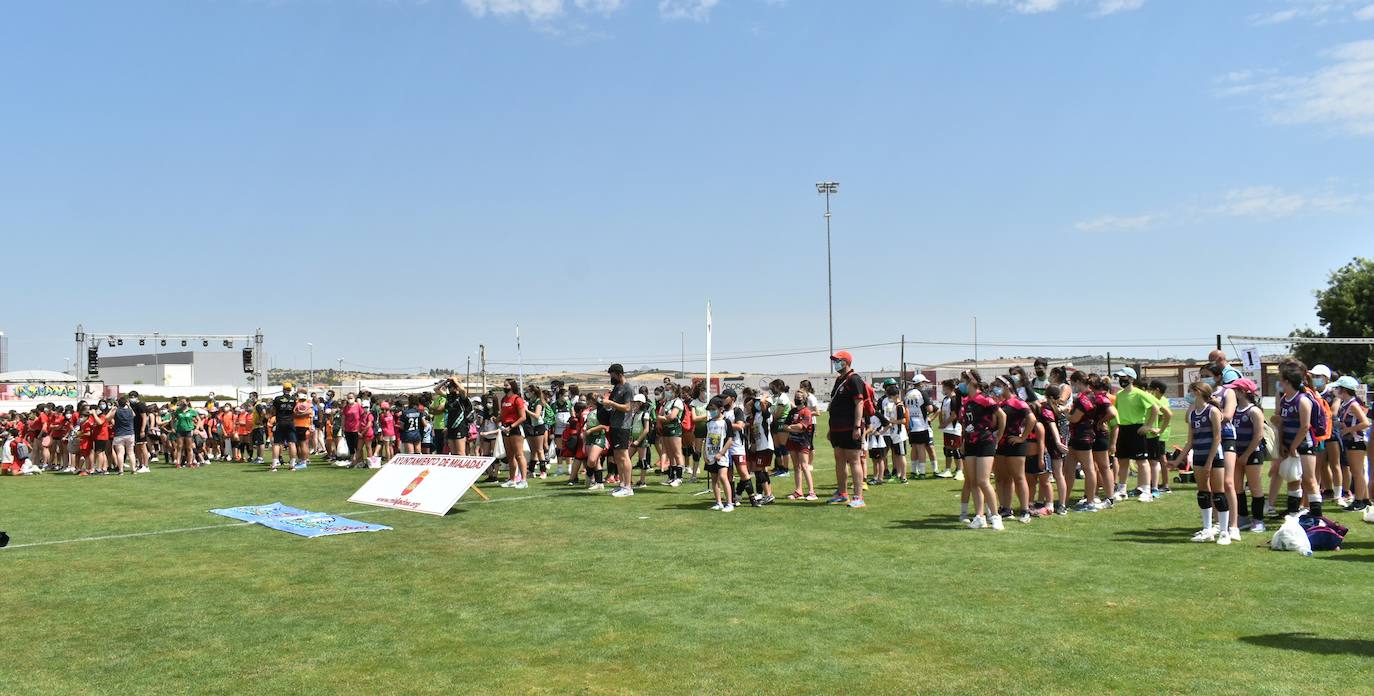 El Estadio Municipal de Miajadas acogió el 'X Día del Minivoley de Extremadura', en el que se dieron cita unos 340 jugadores prebenjamines, benjamines y alevines llegados desde Cáceres, Badajoz, Mérida, Coria, Usagre, Almendralejo, Brozas, Torrejoncillo, Ribera del Fresno, Madrigal de la Vera, Villanueva del Fresno y Miajadas. El césped fue dividido en diez canchas en las que disputaron distintos partidos de manera simultánea desde las 10 de la mañana hasta las 12:30, debido a las altas temperaturas. Al finalizar la jornada cada jugador recibió una medalla por parte del presidente de la Federación Extremeña de Voleibol, José Carlos Dómine, el vicepresidente Antonio García, y el alcalde de Miajadas, Antonio Díaz. 