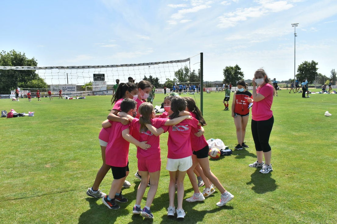 El Estadio Municipal de Miajadas acogió el 'X Día del Minivoley de Extremadura', en el que se dieron cita unos 340 jugadores prebenjamines, benjamines y alevines llegados desde Cáceres, Badajoz, Mérida, Coria, Usagre, Almendralejo, Brozas, Torrejoncillo, Ribera del Fresno, Madrigal de la Vera, Villanueva del Fresno y Miajadas. El césped fue dividido en diez canchas en las que disputaron distintos partidos de manera simultánea desde las 10 de la mañana hasta las 12:30, debido a las altas temperaturas. Al finalizar la jornada cada jugador recibió una medalla por parte del presidente de la Federación Extremeña de Voleibol, José Carlos Dómine, el vicepresidente Antonio García, y el alcalde de Miajadas, Antonio Díaz. 