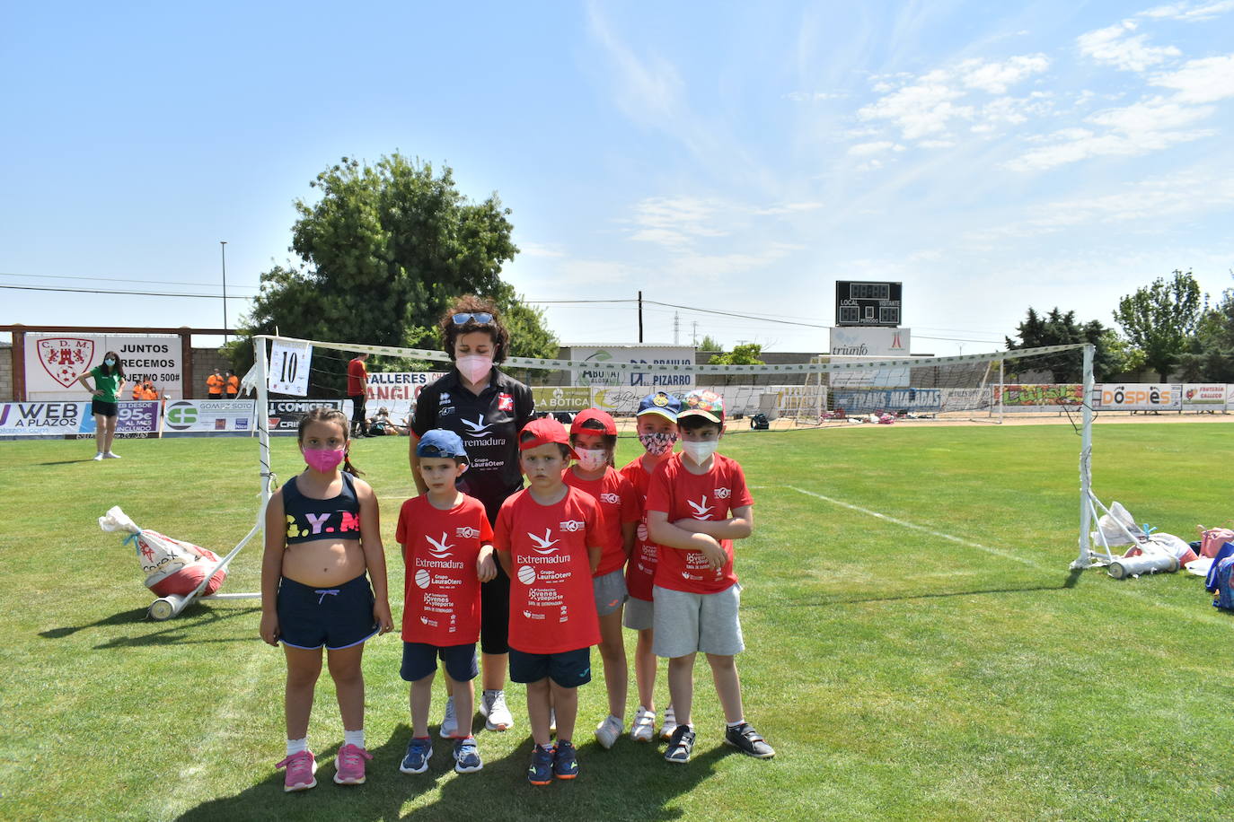 El Estadio Municipal de Miajadas acogió el 'X Día del Minivoley de Extremadura', en el que se dieron cita unos 340 jugadores prebenjamines, benjamines y alevines llegados desde Cáceres, Badajoz, Mérida, Coria, Usagre, Almendralejo, Brozas, Torrejoncillo, Ribera del Fresno, Madrigal de la Vera, Villanueva del Fresno y Miajadas. El césped fue dividido en diez canchas en las que disputaron distintos partidos de manera simultánea desde las 10 de la mañana hasta las 12:30, debido a las altas temperaturas. Al finalizar la jornada cada jugador recibió una medalla por parte del presidente de la Federación Extremeña de Voleibol, José Carlos Dómine, el vicepresidente Antonio García, y el alcalde de Miajadas, Antonio Díaz. 