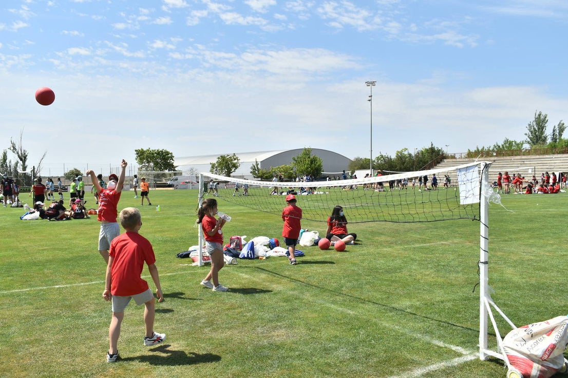 El Estadio Municipal de Miajadas acogió el 'X Día del Minivoley de Extremadura', en el que se dieron cita unos 340 jugadores prebenjamines, benjamines y alevines llegados desde Cáceres, Badajoz, Mérida, Coria, Usagre, Almendralejo, Brozas, Torrejoncillo, Ribera del Fresno, Madrigal de la Vera, Villanueva del Fresno y Miajadas. El césped fue dividido en diez canchas en las que disputaron distintos partidos de manera simultánea desde las 10 de la mañana hasta las 12:30, debido a las altas temperaturas. Al finalizar la jornada cada jugador recibió una medalla por parte del presidente de la Federación Extremeña de Voleibol, José Carlos Dómine, el vicepresidente Antonio García, y el alcalde de Miajadas, Antonio Díaz. 
