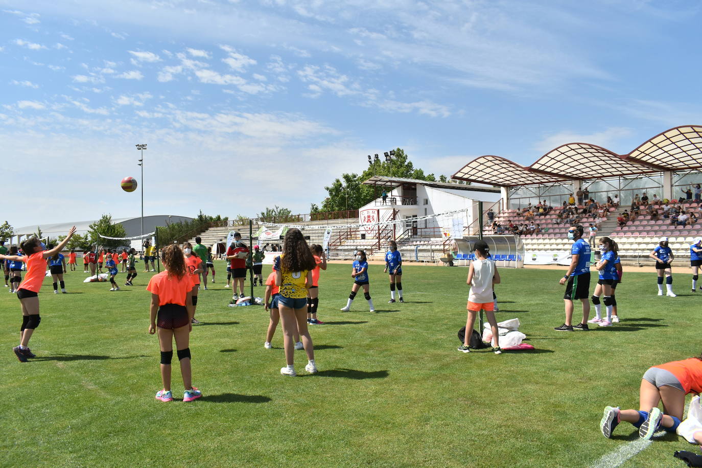 El Estadio Municipal de Miajadas acogió el 'X Día del Minivoley de Extremadura', en el que se dieron cita unos 340 jugadores prebenjamines, benjamines y alevines llegados desde Cáceres, Badajoz, Mérida, Coria, Usagre, Almendralejo, Brozas, Torrejoncillo, Ribera del Fresno, Madrigal de la Vera, Villanueva del Fresno y Miajadas. El césped fue dividido en diez canchas en las que disputaron distintos partidos de manera simultánea desde las 10 de la mañana hasta las 12:30, debido a las altas temperaturas. Al finalizar la jornada cada jugador recibió una medalla por parte del presidente de la Federación Extremeña de Voleibol, José Carlos Dómine, el vicepresidente Antonio García, y el alcalde de Miajadas, Antonio Díaz. 