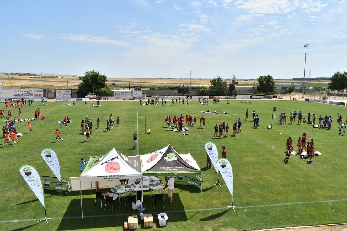 El Estadio Municipal de Miajadas acogió el 'X Día del Minivoley de Extremadura', en el que se dieron cita unos 340 jugadores prebenjamines, benjamines y alevines llegados desde Cáceres, Badajoz, Mérida, Coria, Usagre, Almendralejo, Brozas, Torrejoncillo, Ribera del Fresno, Madrigal de la Vera, Villanueva del Fresno y Miajadas. El césped fue dividido en diez canchas en las que disputaron distintos partidos de manera simultánea desde las 10 de la mañana hasta las 12:30, debido a las altas temperaturas. Al finalizar la jornada cada jugador recibió una medalla por parte del presidente de la Federación Extremeña de Voleibol, José Carlos Dómine, el vicepresidente Antonio García, y el alcalde de Miajadas, Antonio Díaz. 