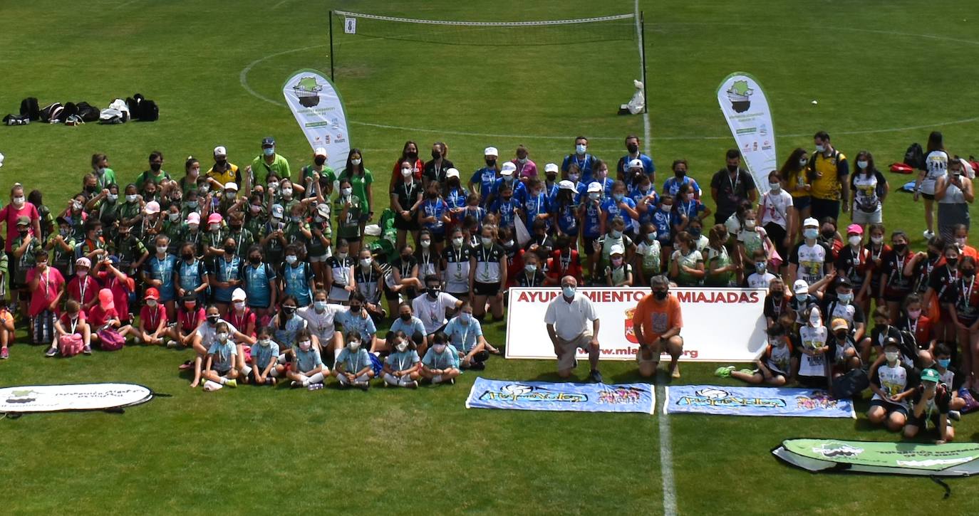 El Estadio Municipal de Miajadas acogió el 'X Día del Minivoley de Extremadura', en el que se dieron cita unos 340 jugadores prebenjamines, benjamines y alevines llegados desde Cáceres, Badajoz, Mérida, Coria, Usagre, Almendralejo, Brozas, Torrejoncillo, Ribera del Fresno, Madrigal de la Vera, Villanueva del Fresno y Miajadas. El césped fue dividido en diez canchas en las que disputaron distintos partidos de manera simultánea desde las 10 de la mañana hasta las 12:30, debido a las altas temperaturas. Al finalizar la jornada cada jugador recibió una medalla por parte del presidente de la Federación Extremeña de Voleibol, José Carlos Dómine, el vicepresidente Antonio García, y el alcalde de Miajadas, Antonio Díaz. 