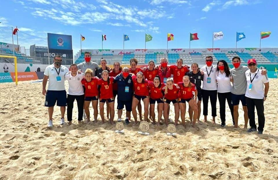María (abajo segunda por la derecha) posa junto a la Selección Española en Portugal
