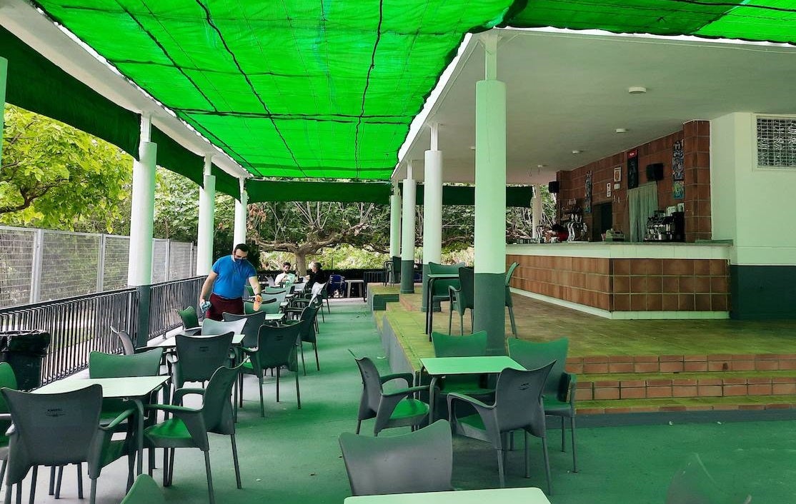 El bar de la piscina también ha abierto hoy sus puertas 