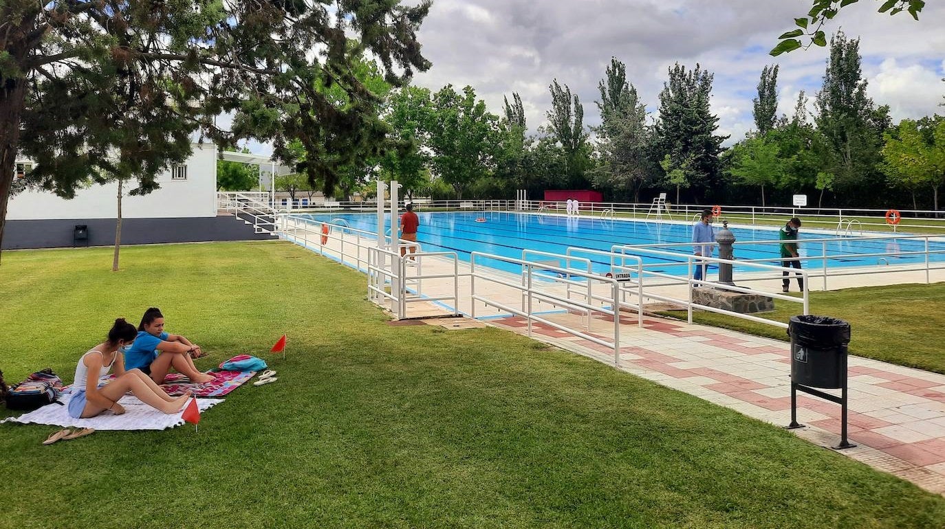 Primer día de apertura de la piscina de verano en Miajadas en la temporada 2021 
