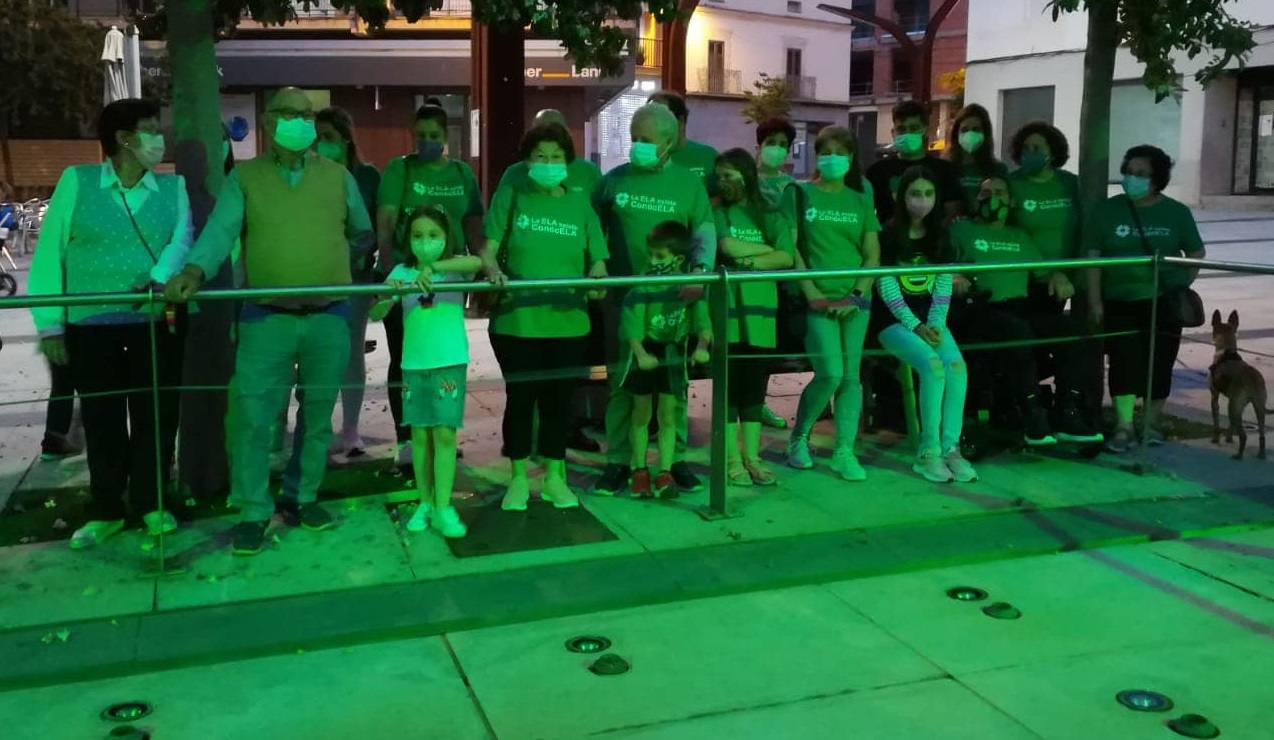 Lucas Ruiz (tercero por la derecha) con algunos vecinos alrededor de la fuente 