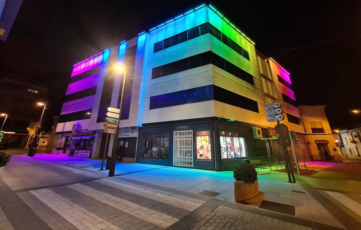 Edificio CET de Miajadas iluminado con motivo del Día Internacional del Orgullo LGTBI 