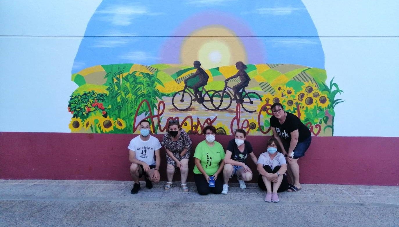 Las alumnas alonseñas posan ante su mural 