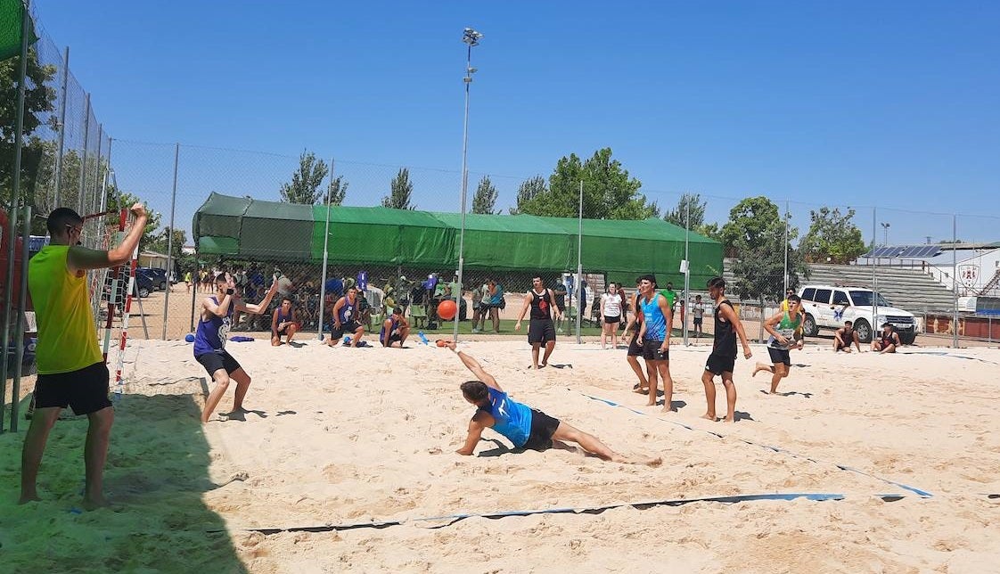 Los 'Miaka beach' juveniles frente al equipo de Calamonte 